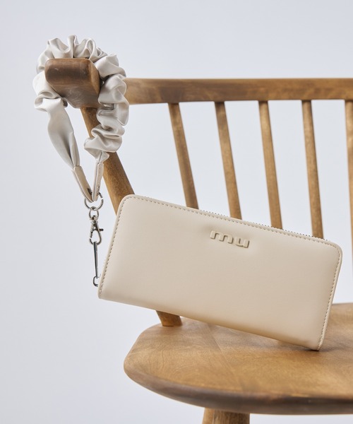 MURUA(ムルーア)の「MURUA(ムルーア) ラウンドファスナー長財布 MR-W1331 ギャザーチャーム(財布・レディース・ブラック/ベージュ/ブルー・FREE)」の2枚目の写真