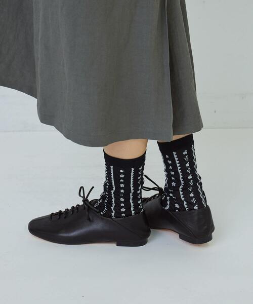 ADIEU TRISTESSE（アデュートリステス）の「レースアップバブーシュ（その他シューズ・レディース・グレイッシュベージュ/ゴールド/ブラック・S/M/L）」の2枚目の写真