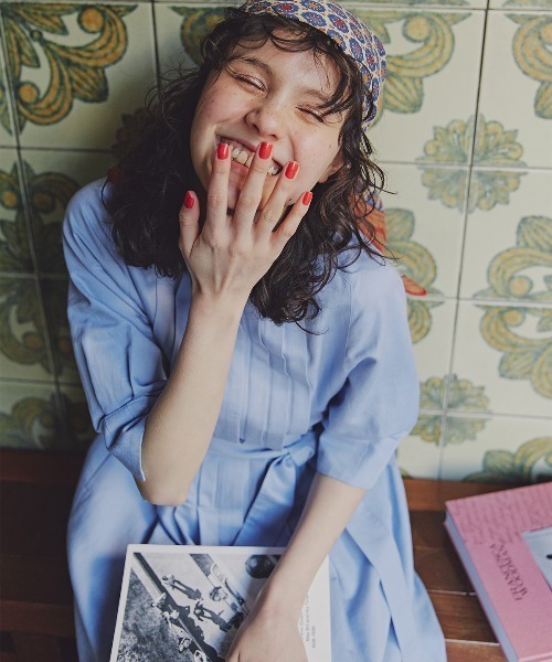 human woman（ヒューマンウーマン）の「◆コットンヘンプサテンハーフスリーブバンドカラーワンピース（ワンピース・レディース・ネイビー/パープル・MEDIUM）」の6枚目の写真