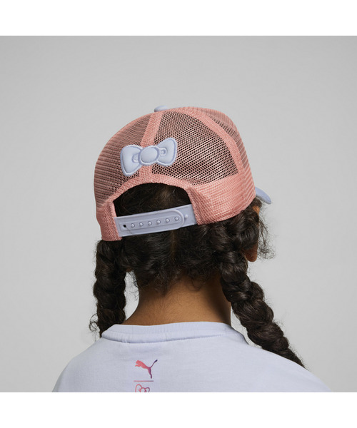 PUMA（プーマ）の「PUMA プーマ キッズ PUMA x ハローキティ アンド フレンズ トラッカー キャップ（キャップ・キッズ・レッド/ブルー系その他・M/S）」の3枚目の写真