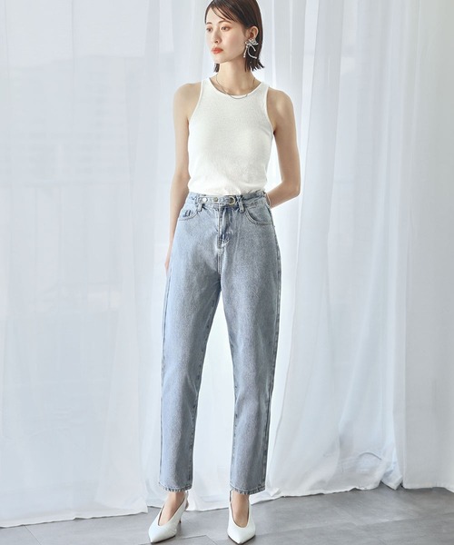 Ampirula(アンピルーラ)の「ハイウエストテーパードデニムパンツ(デニムパンツ・レディース・ブルー・S/M/L)」の2枚目の写真