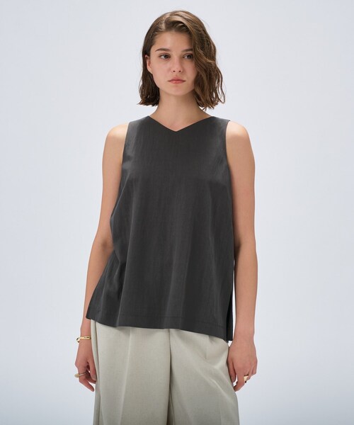 cloenc（クロエンス）の「【接触冷感／セットアップ／マシンウォッシュ】レーヨンツイルノースリブラウス（シャツ/ブラウス・レディース・チャコールグレー/ナチュラル/ブラック/ライトグリーン・02）」の2枚目の写真