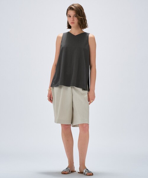 cloenc（クロエンス）の「【接触冷感／セットアップ／マシンウォッシュ】レーヨンツイルノースリブラウス（シャツ/ブラウス・レディース・チャコールグレー/ナチュラル/ブラック/ライトグリーン・02）」の16枚目の写真