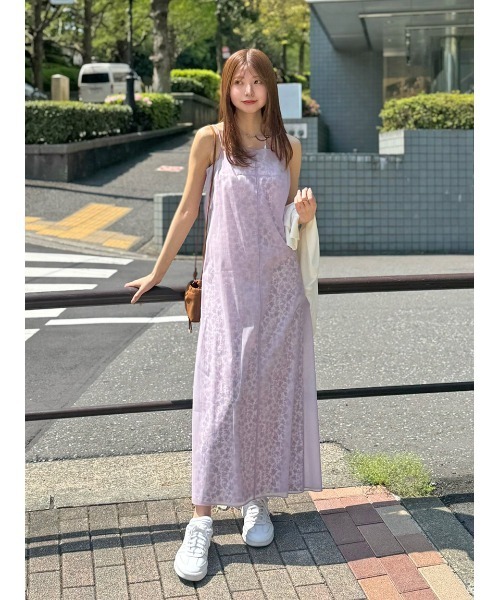 SNIDEL（スナイデル）の「レイヤードプリントキャミワンピース（ワンピース・レディース・パープル/ホワイト/ブラック・0/1）」の3枚目の写真