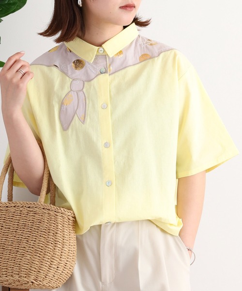 Emago(イマゴ)の「EMAGO ドットプリント花刺繍シャツ(シャツ/ブラウス・レディース・イエロー/ホワイト/チャコールグレー・FREE)」の3枚目の写真