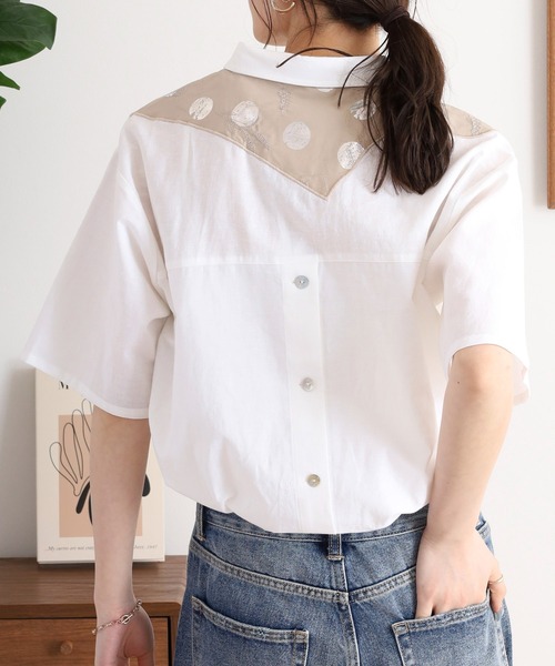 Emago(イマゴ)の「EMAGO ドットプリント花刺繍シャツ(シャツ/ブラウス・レディース・イエロー/ホワイト/チャコールグレー・FREE)」の6枚目の写真