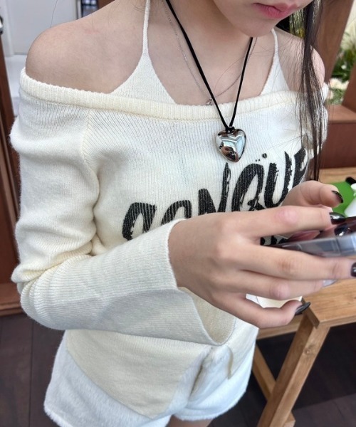 ipugo（イプゴ）の「ipugo/イプゴ 手書き風ロゴニットトップス 冬服（ニット/セーター・レディース・ホワイト/グレー・FREE）」の2枚目の写真