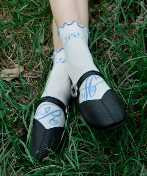 ROCKFISH WEATHERWEAR（ロックフィッシュウェザーウェア）の「[X MINJUKIM] FLORAL BUCKLE MARYJANES（バレエシューズ・レディース・クリーム/ピンク/シルバー/ブラック・24.5cm/25.0cm/24.0cm/23.5cm/23.0cm）」の5枚目の写真