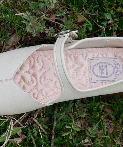 ROCKFISH WEATHERWEAR（ロックフィッシュウェザーウェア）の「[X MINJUKIM] FLORAL BUCKLE MARYJANES（バレエシューズ・レディース・クリーム/ピンク/シルバー/ブラック・24.5cm/25.0cm/24.0cm/23.5cm/23.0cm）」の18枚目の写真