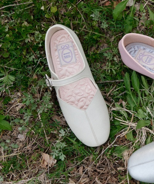 ROCKFISH WEATHERWEAR（ロックフィッシュウェザーウェア）の「[X MINJUKIM] FLORAL BUCKLE MARYJANES（バレエシューズ・レディース・クリーム/ピンク/シルバー/ブラック・24.5cm/25.0cm/24.0cm/23.5cm/23.0cm）」の17枚目の写真