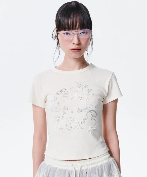 .KOM(ドットコム)の「A'GEM/9 × .kom『runningHIGH/ランニングハイ』RIBBON CAT T-Shirt/リボンキャット Tシャツ(Tシャツ/カットソー・レディース・ホワイト/ブルー/アイボリー・FREE)」の2枚目の写真
