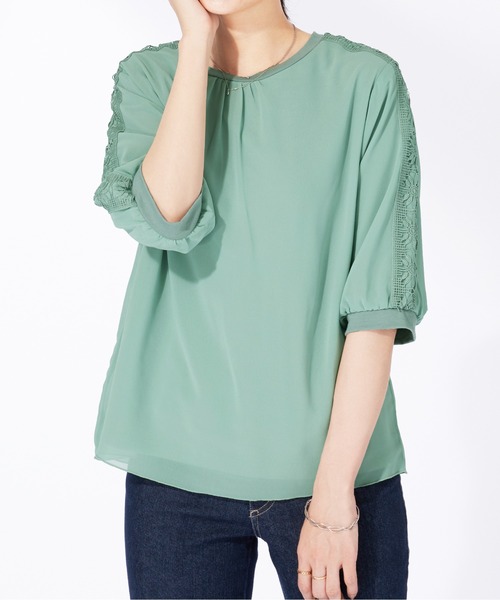 BELLUNA PLUS(ベルーナ)の「花柄レースシフォン重ねプルオーバー(Tシャツ/カットソー・レディース・ピンクベージュ/セージグリーン/チャコール・X-LARGE/LARGE/MEDIUM)」の1枚目の写真