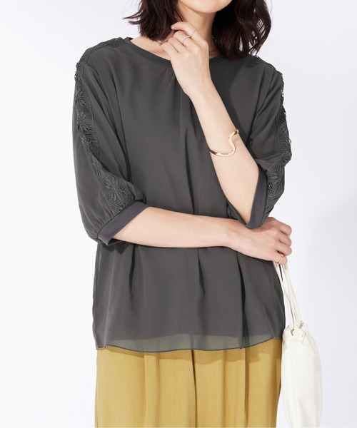 BELLUNA PLUS(ベルーナ)の「花柄レースシフォン重ねプルオーバー(Tシャツ/カットソー・レディース・ピンクベージュ/セージグリーン/チャコール・X-LARGE/LARGE/MEDIUM)」の4枚目の写真