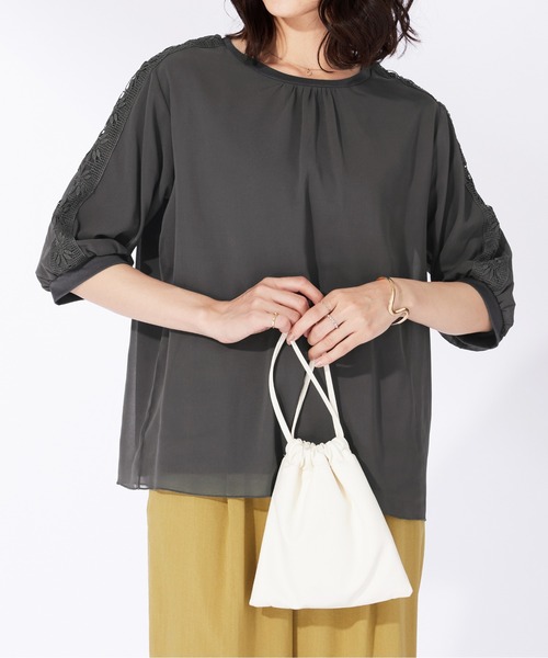 BELLUNA PLUS(ベルーナ)の「花柄レースシフォン重ねプルオーバー(Tシャツ/カットソー・レディース・ピンクベージュ/セージグリーン/チャコール・X-LARGE/LARGE/MEDIUM)」の5枚目の写真