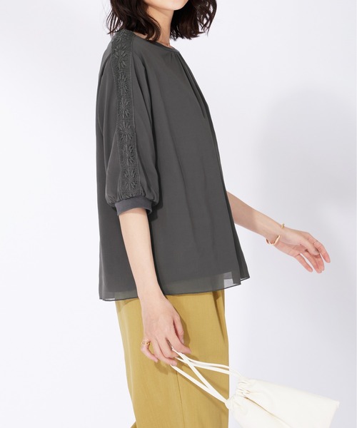 BELLUNA PLUS(ベルーナ)の「花柄レースシフォン重ねプルオーバー(Tシャツ/カットソー・レディース・ピンクベージュ/セージグリーン/チャコール・X-LARGE/LARGE/MEDIUM)」の6枚目の写真