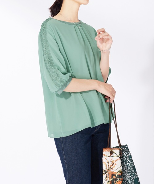 BELLUNA PLUS(ベルーナ)の「花柄レースシフォン重ねプルオーバー(Tシャツ/カットソー・レディース・ピンクベージュ/セージグリーン/チャコール・X-LARGE/LARGE/MEDIUM)」の13枚目の写真