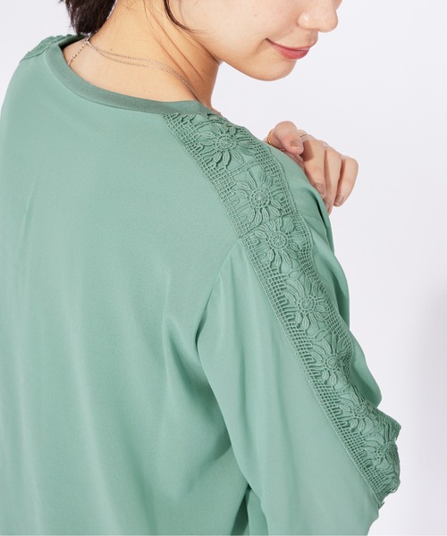 BELLUNA PLUS(ベルーナ)の「花柄レースシフォン重ねプルオーバー(Tシャツ/カットソー・レディース・ピンクベージュ/セージグリーン/チャコール・X-LARGE/LARGE/MEDIUM)」の14枚目の写真