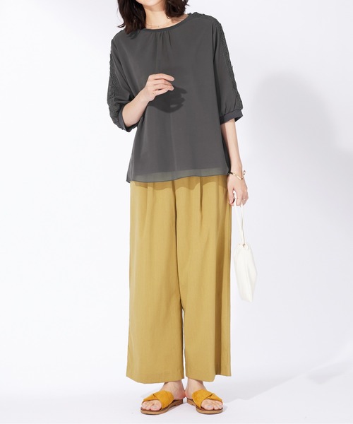 BELLUNA PLUS(ベルーナ)の「花柄レースシフォン重ねプルオーバー(Tシャツ/カットソー・レディース・ピンクベージュ/セージグリーン/チャコール・X-LARGE/LARGE/MEDIUM)」の8枚目の写真