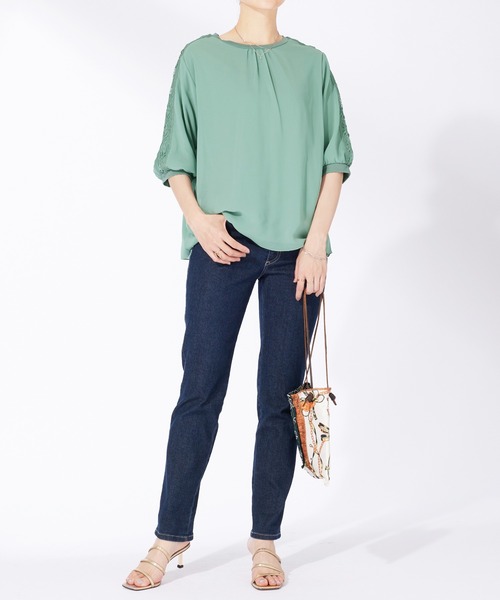 BELLUNA PLUS(ベルーナ)の「花柄レースシフォン重ねプルオーバー(Tシャツ/カットソー・レディース・ピンクベージュ/セージグリーン/チャコール・X-LARGE/LARGE/MEDIUM)」の15枚目の写真