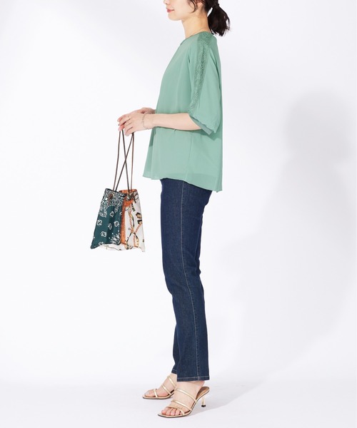 BELLUNA PLUS(ベルーナ)の「花柄レースシフォン重ねプルオーバー(Tシャツ/カットソー・レディース・ピンクベージュ/セージグリーン/チャコール・X-LARGE/LARGE/MEDIUM)」の17枚目の写真