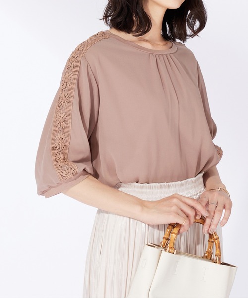 BELLUNA PLUS(ベルーナ)の「花柄レースシフォン重ねプルオーバー(Tシャツ/カットソー・レディース・ピンクベージュ/セージグリーン/チャコール・X-LARGE/LARGE/MEDIUM)」の21枚目の写真