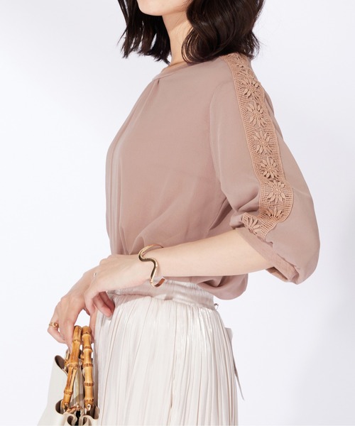 BELLUNA PLUS(ベルーナ)の「花柄レースシフォン重ねプルオーバー(Tシャツ/カットソー・レディース・ピンクベージュ/セージグリーン/チャコール・X-LARGE/LARGE/MEDIUM)」の22枚目の写真