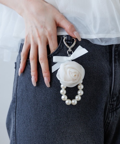 flower（フラワー）の「ローズチャーム（キーホルダー・レディース・アイボリー/ピンク・FREE）」の2枚目の写真