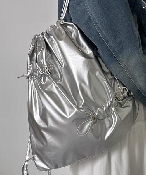 meJane（ミージェーン）の「ドローストリング シャーリングナップサック（バックパック/リュック・レディース・ブラック/シルバー・FREE）」の2枚目の写真