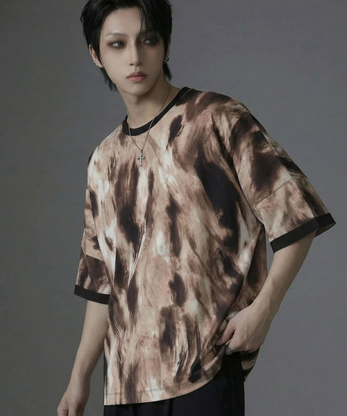 CavariA(キャバリア)の「『CavariA/キャバリア』アブストラクトドルマンTシャツ 半袖(Tシャツ/カットソー・メンズ・ブラウン/レッド/ブラック・L/M)」の2枚目の写真