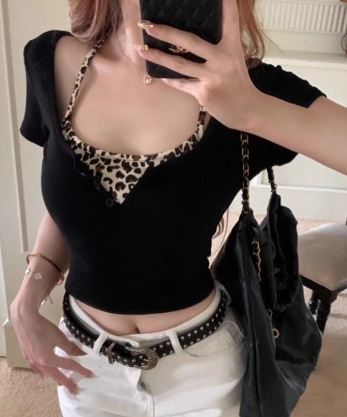 SHEENA(シーナ)の「レイヤード風レオパードヘンリーネックトップス(Tシャツ/カットソー・レディース・ブラック・M)」の4枚目の写真