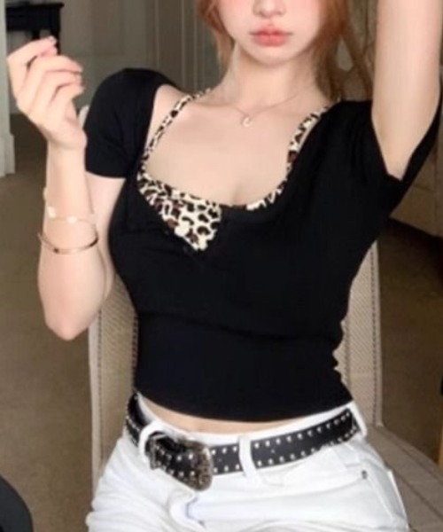 SHEENA(シーナ)の「レイヤード風レオパードヘンリーネックトップス(Tシャツ/カットソー・レディース・ブラック・M)」の7枚目の写真