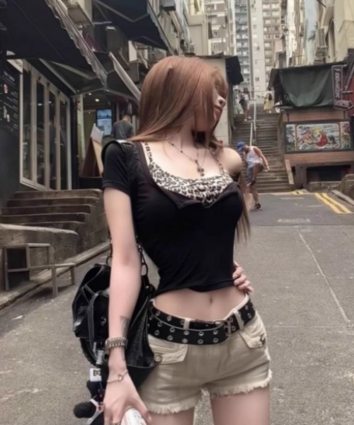 SHEENA(シーナ)の「レイヤード風レオパードヘンリーネックトップス(Tシャツ/カットソー・レディース・ブラック・M)」の9枚目の写真