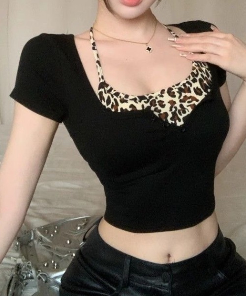 SHEENA(シーナ)の「レイヤード風レオパードヘンリーネックトップス(Tシャツ/カットソー・レディース・ブラック・M)」の11枚目の写真