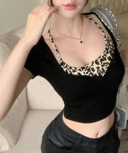 SHEENA(シーナ)の「レイヤード風レオパードヘンリーネックトップス(Tシャツ/カットソー・レディース・ブラック・M)」の14枚目の写真