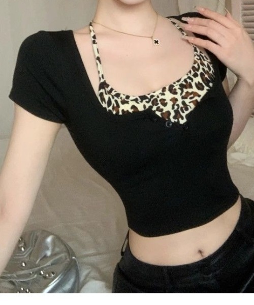 SHEENA(シーナ)の「レイヤード風レオパードヘンリーネックトップス(Tシャツ/カットソー・レディース・ブラック・M)」の15枚目の写真