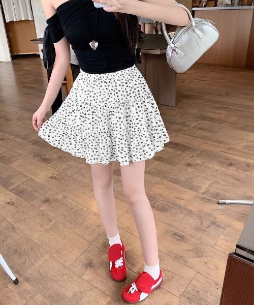 Miniministore（ミニミニストア）の「ティアードスカート 小花柄ミニ丈スカート（スカート・レディース・ブラック/ホワイト・FREE）」の4枚目の写真