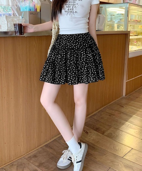 Miniministore（ミニミニストア）の「ティアードスカート 小花柄ミニ丈スカート（スカート・レディース・ブラック/ホワイト・FREE）」の22枚目の写真