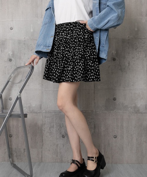 Miniministore（ミニミニストア）の「ティアードスカート 小花柄ミニ丈スカート（スカート・レディース・ブラック/ホワイト・FREE）」の16枚目の写真