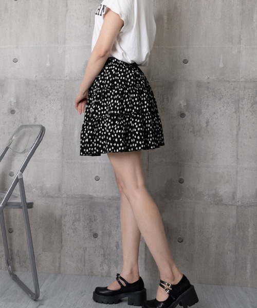 Miniministore（ミニミニストア）の「ティアードスカート 小花柄ミニ丈スカート（スカート・レディース・ブラック/ホワイト・FREE）」の13枚目の写真