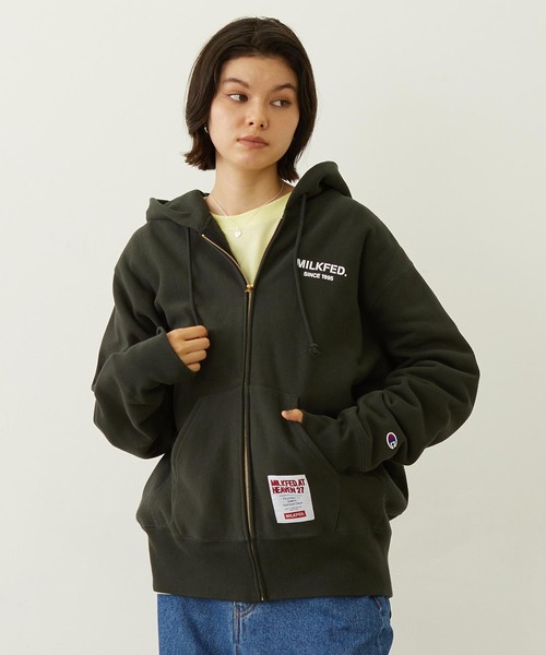 Champion（チャンピオン）の「MILKFED. × CHAMPION SWEAT ZIP HOODIE（パーカー・レディース・アッシュ/ライトブルー/バーガンディー/オートミール/チャコール・S/M）」の2枚目の写真