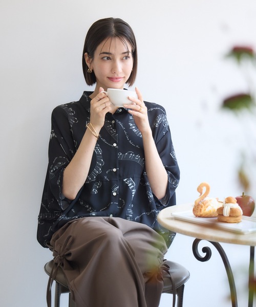 KATHARINE ROSS（キャサリンロス）の「【KATHARINE ROSS】音符プリントブラウス（シャツ/ブラウス・レディース・ブラック/ライトグレー・MEDIUM）」の8枚目の写真