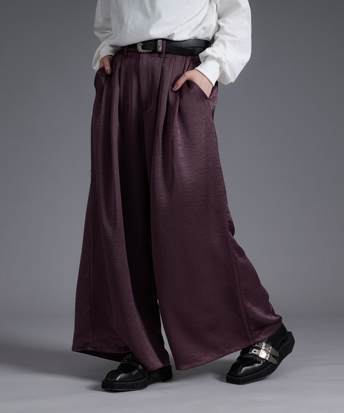 Ellno Loset(エルノロゼット)の「ボリュームタックサテンワイドパンツ(スラックス・メンズ・ブラック/ダークパープル・X-SMALL/SMALL/MEDIUM/LARGE)」の2枚目の写真