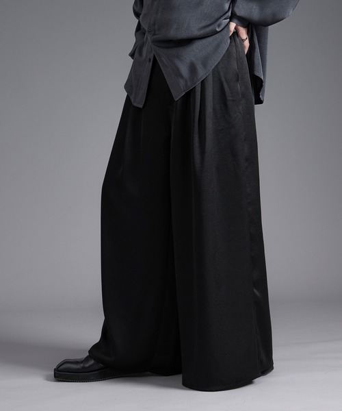 Ellno Loset(エルノロゼット)の「ボリュームタックサテンワイドパンツ(スラックス・メンズ・ブラック/ダークパープル・X-SMALL/SMALL/MEDIUM/LARGE)」の4枚目の写真
