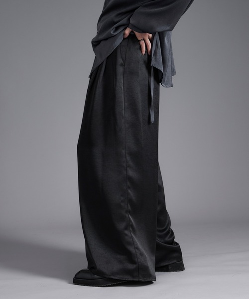 Ellno Loset(エルノロゼット)の「ボリュームタックサテンワイドパンツ(スラックス・メンズ・ブラック/ダークパープル・X-SMALL/SMALL/MEDIUM/LARGE)」の3枚目の写真