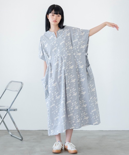 sneeuw（スニュウ）の「インビジブルフラワーワンピース（ワンピース・レディース・ブルー/ピンク・ONESIZE）」の2枚目の写真