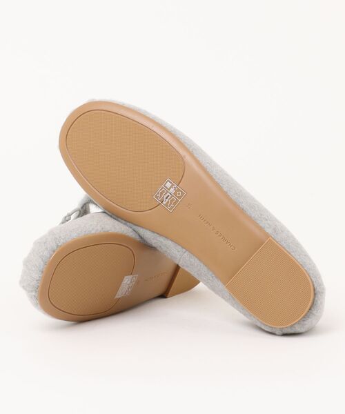 CHARLES & KEITH(チャールズ & キース)の「Winona ウィノナ フェルトボウ フラッフィーストラップメリージェーンフラット(パンプス・レディース・アイボリー/ライトアッシュグレー・24.5cm/25cm/25.5cm/22.5cm/23cm/23.5cm)」の18枚目の写真