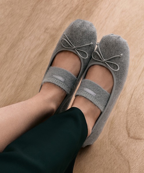 CHARLES & KEITH(チャールズ & キース)の「Winona ウィノナ フェルトボウ フラッフィーストラップメリージェーンフラット(パンプス・レディース・アイボリー/ライトアッシュグレー・24.5cm/25cm/25.5cm/22.5cm/23cm/23.5cm)」の1枚目の写真