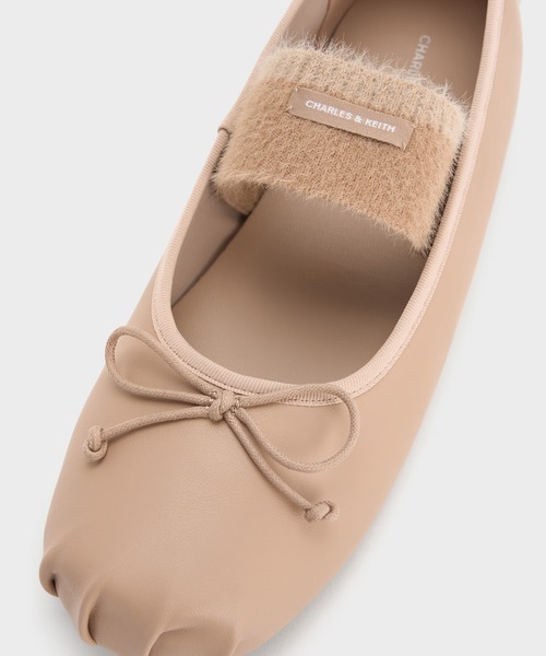 CHARLES & KEITH(チャールズ & キース)の「Winona ウィノナ フェルトボウ フラッフィーストラップメリージェーンフラット(パンプス・レディース・アイボリー/ライトアッシュグレー・24.5cm/25cm/25.5cm/22.5cm/23cm/23.5cm)」の8枚目の写真