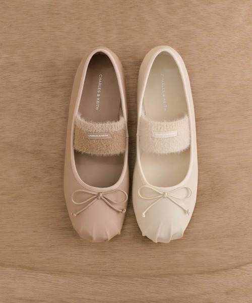 CHARLES & KEITH(チャールズ & キース)の「Winona ウィノナ フェルトボウ フラッフィーストラップメリージェーンフラット(パンプス・レディース・アイボリー/ライトアッシュグレー・24.5cm/25cm/25.5cm/22.5cm/23cm/23.5cm)」の4枚目の写真
