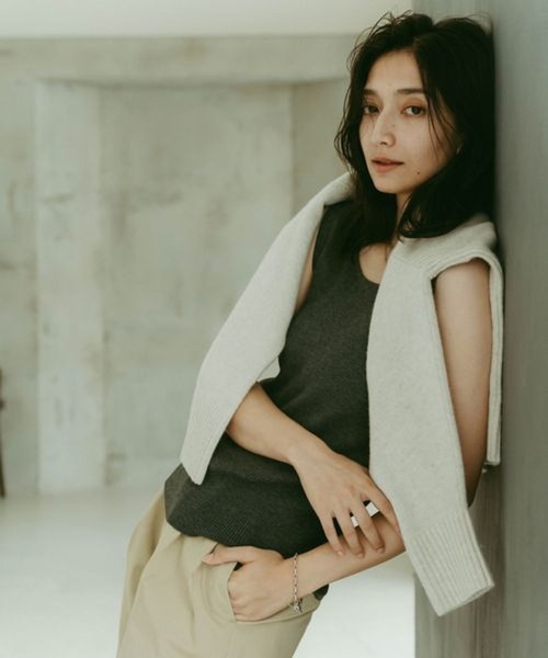 studio CLIP（スタディオクリップ）の「《ウタオ》AQUA Vネックプルオーバー（ニット/セーター・レディース・ライトブラウン/グレー/ライトベージュ・LARGE/MEDIUM）」の5枚目の写真